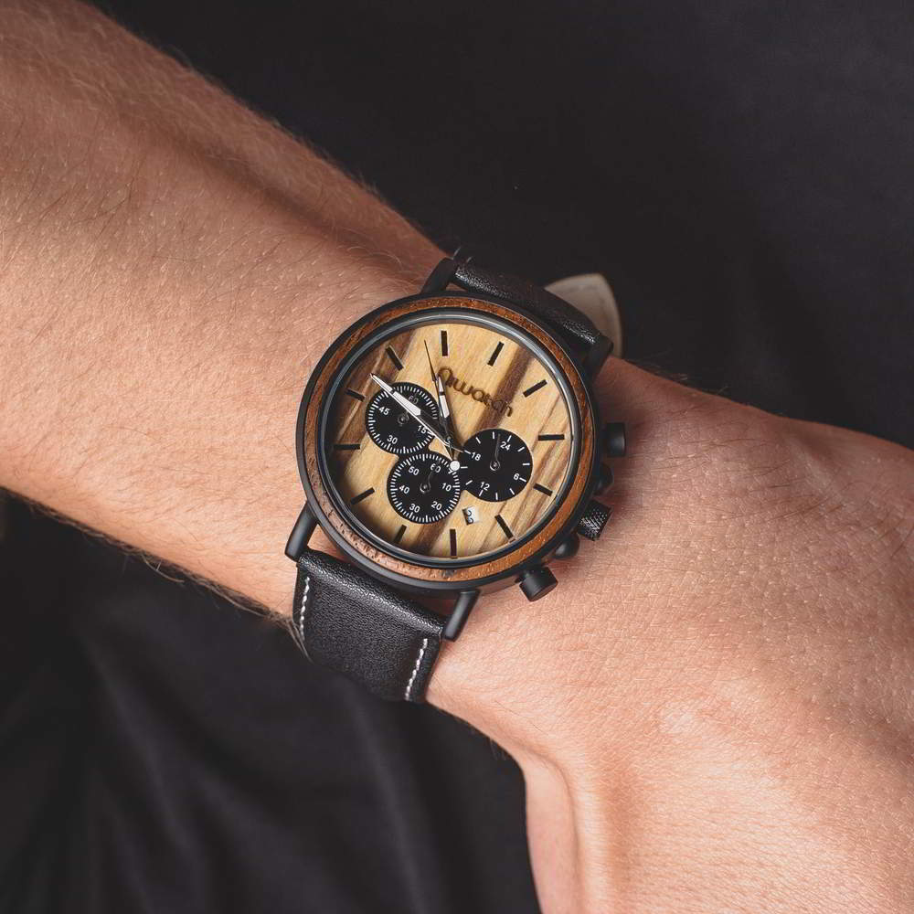 drewniany-zegarek-niwatch-zebrawood-z-chronometrem-na-meskim-nadgarstku